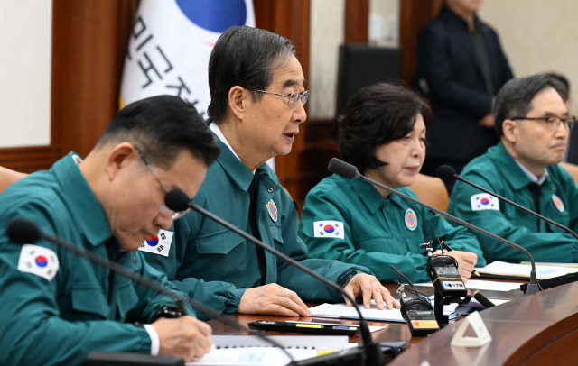 한덕수 국무총리가 3일 오후 정부서울청사에서 열린 의사 집단행동 관련 중앙재난안전대책본부 회의에서 발언하고 있다. 한 총리는 “정부가 전공의들의 의료현장 복귀를 요청한 지 3일이 지났습니다만, 대부분의 전공의가 복귀하지 않고 있다”면서 “의사협회도 더 이상의 불법적인 집단행동을 멈추고 젊은 후배 의사들을 설득하는 데 앞장서주시길 강력히 촉구한다”고 말했다. 권욱 기자 2024.03.03