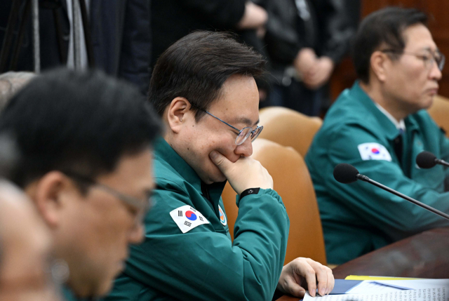 조규홍 보건복지부장관이 3일 오후 서울 종로구 정부서울청사에서 열린 의사 집단행동 대응 중앙재난안전대책본부 회의에 참석해 한덕수 총리의 모두발언을 들으며 생각에 잠겨있다. 권욱 기자 2024.03.03