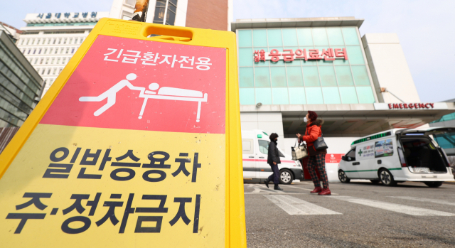 의대 정원 확대를 둘러싼 전공의들의 집단행동이 계속되고 있는 3일 서울 시내의 한 대학병원 응급실 앞에 구급차가 세워져 있다. 연합뉴스