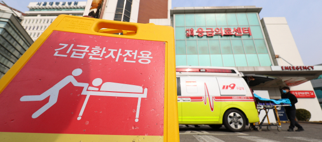 의대 정원 확대를 둘러싼 전공의들의 집단행동이 계속되고 있는 3일 서울 시내의 한 대학병원에서 구급대원이 환자를 이송하고 있다. 연합뉴스