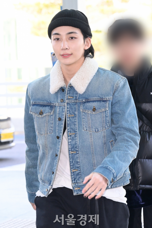 그룹 세븐틴 정한이 4일 오전 생로랑 패션쇼 참석 차 인천국제공항 제2여객터미널을 통해 프랑스 파리로 출국하고 있다. 김규빈 기자