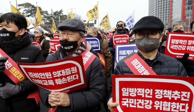 3일 오후 서울 영등포구 여의대로에서 열린 대한의사협회 주최 전국의사총궐기 대회에서 참가자들이 구호를 외치고 있다. 권욱 기자 2024.03.03