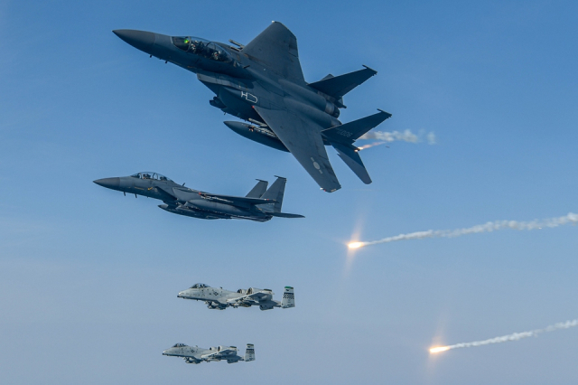 평택시 주한미공군 오산기지에서 한국 공군의 F-15K 전투기와 미국 공군의 A-10 공격기가 전술 비행을 실시하는 가운데 F-15K 전투기가 적의 적외선 유도무기 체계를 기만하기 위한 섬광탄을 발사하고 있다. 사진 제공=국방부