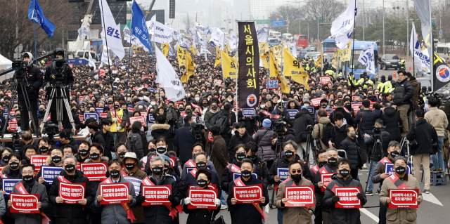 3일 오후 서울 영등포구 여의대로에서 대한의사협회 주최로 열린 전국의사총궐기 대회에서 의료인들이 깃발과 피켓을 들고 구호를 외치고 있다. 권욱 기자 2024.03.03