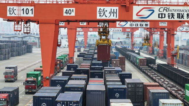 1일(현지 시간) 중국 남부 광시좡족자치구 친저우 항구에 컨테이너들이 배에 실리기 위해 대기하고 있다. 신화연합뉴스