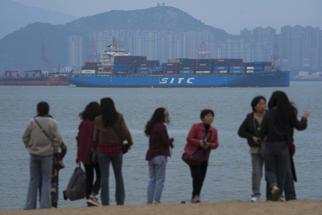중국 남동부 푸젠성 샤먼항에서 컨테이너선이 출항하고 있다. AP연합뉴스