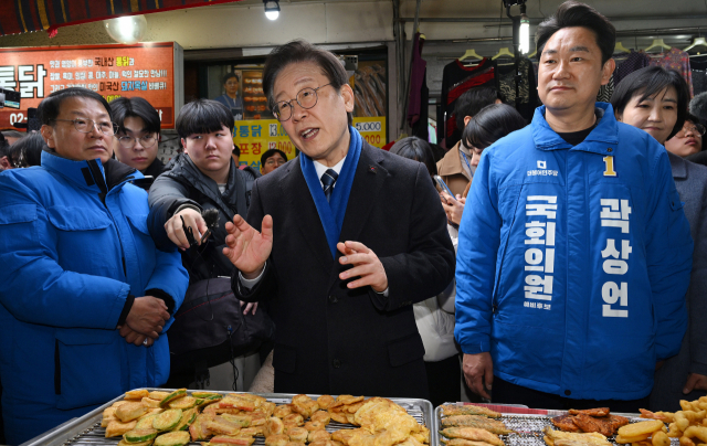 이재명 더불어민주당 대표와 곽상언 변호사가 4일 창신시장의 한 전집을 방문해 상인과 대화하고 있다.