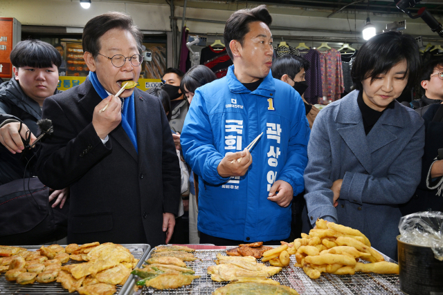 이재명 더불어민주당 대표가 호박전을 시식하고 있다.