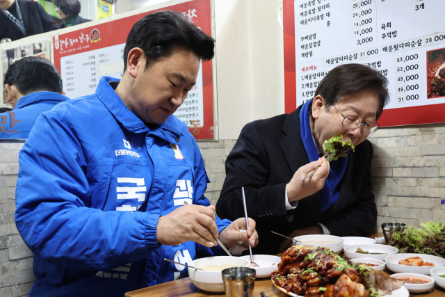 이재명 더불어민주당 대표와 ‘정치 1번지’ 서울 종로구에 출마한 곽상언 변호사가 4일 창신시장의 한 족발집을 방문해 족발을 시식하고 있다.