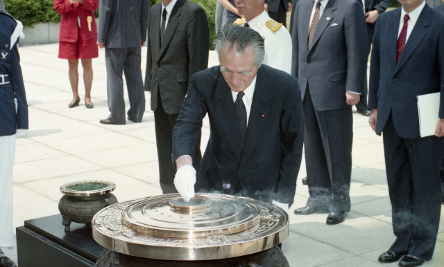 무라야마 전 일본 총리가 총리 재직 시절이던 1994년 한국을 공식 방문해 국립묘지를 찾아 헌화 분향하고 있다./연합뉴스