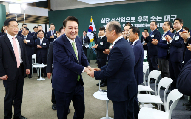 윤석열 대통령이 4일 대구 경북대에서 '첨단 신산업으로 우뚝 솟는 대구'를 주제로 열린 열 여섯 번째 민생 토론회에 입장하며 참석자들과 인사하고 있다. 연합뉴스