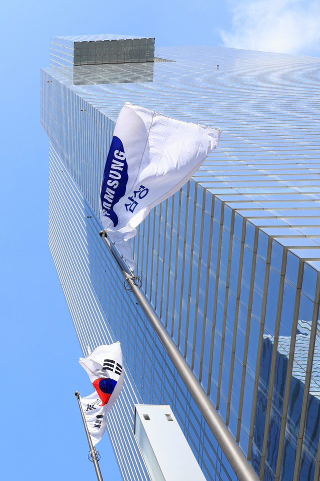 지난달 4일 서울 삼성전자 서초 사옥에 걸린 삼성 깃발이 바람에 휘날리고 있다. 연합뉴스