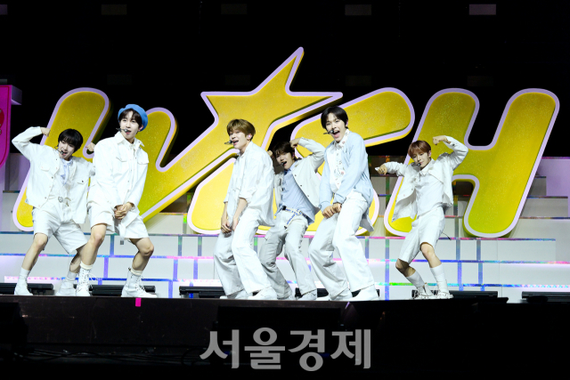 그룹 엔시티 위시(NCT WISH)가 4일 오후 서울 용산구 블루스퀘어 마스터카드홀에서 진행된 데뷔 쇼케이스에서 타이틀곡 무대를 선보이고 있다. 김규빈 기자