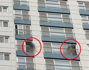 "저거 혹시 사람?"…아파트 18층서 난간 넘나든 초등생 형제 '아찔'