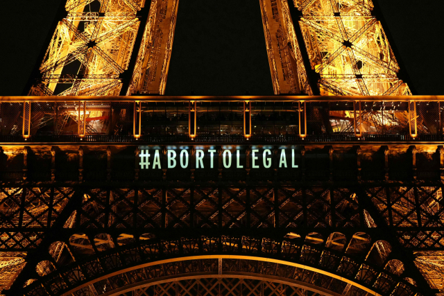 프랑스 의회가 4일(현지시간) 낙태권을 헌법에 명시하기로 의결한 뒤 파리 에펠탑에 ‘낙태 합법’이라는 문구가 투자되고 있다./AFP연합뉴스