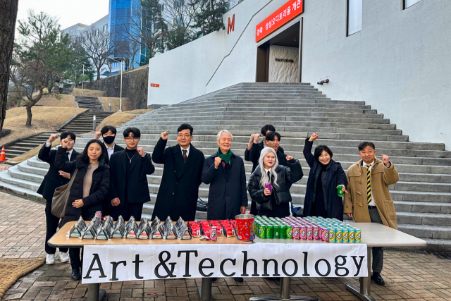 영산대학교가 지난 4일 신입생과 재학생을 대상으로 개강맞이 웰컴행사를 진행하며 기념촬영을 하고 있다. 사진제공=영산대