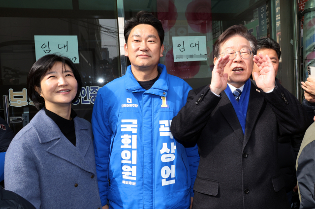 이재명(오른쪽) 더불어민주당 대표가 4일 종로구 창신시장에서 곽상언(가운데) 후보의 지지를 호소하고 있다. 왼쪽은 고(故) 노무현 전 대통령 딸이자 곽 후보 부인 노정연씨. 연합뉴스