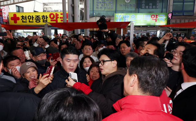 한동훈 국민의힘 비상대책위원장이 4일 충남 천안 중앙시장에서 시민들과 셀카를 찍고 있다. 연합뉴스