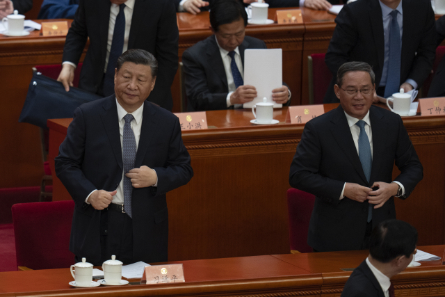 시진핑(왼쪽) 중국 국가주석과 리창 중국 국무원 총리가 4일 베이징 인민대회당에서 열린 전국인민정치협상회의 개막식을 마치고 퇴장할 준비를 하고 있다. AP연