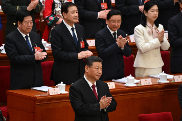 시진핑 중국 국가주석이 5일 베이징 인민대회당에서 열리는 전국인민대표대회(전인대) 연례회의(제14기 2차회의) 개회식에서 박수치고 있다. AFP연합뉴스