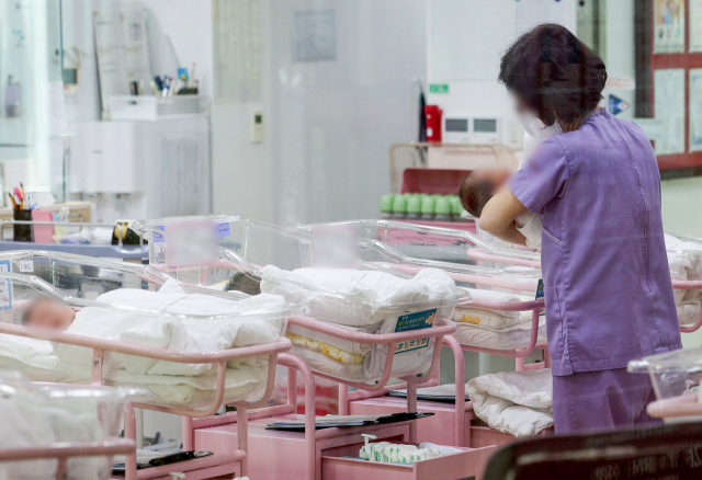 서울 시내 한 산후조리원 신생아실에서 간호사 등 관계자가 신생아들을 돌보고 있는 모습. 연합뉴스