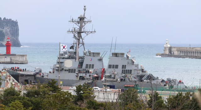 토마호크 순항미사일을 장착하고 있는 미 해군의 알레이버크급 이지스구축함 ‘히긴스함’(DDG-76)이 5일 오전 서귀포시 제주 해군기지에 입항해 정박하고 있다. 연합뉴스