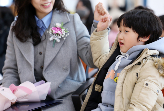 돌봄 종사자 '반토막'…'최저임금보다 낮게 외국인력 도입해야'