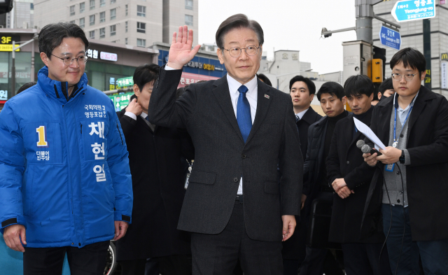 이재명 더불어민주당 대표가 5일 서울 영등포역 앞에서 긴급 현장 기자회견을 하고 있다. 오승현 기자