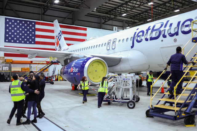 제트블루 항공사 직원들이 4일(현지 시간) 뉴욕 JFK국제공항의 회사 정비 격납고에서 에어버스 A320 여객기 주변에서 일하고 있다. AFP연합뉴스