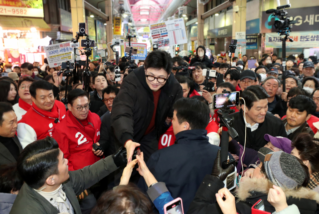 한동훈(가운데) 국민의힘 비상대책위원장이 5일 오전 청주 육거리시장을 방문해 시민들을 만나고 있다. 연합뉴스