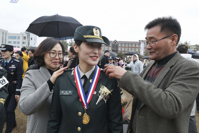 5일 국군간호사관학교 제64기 졸업 및 임관식에서 가족들이 계급장을 달아주고 있다. 사진 제공=국방부