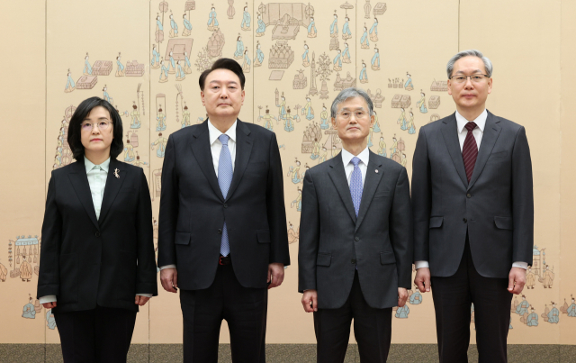 윤석열 대통령이 5일 서울 용산 대통령실 청사에서 신임 대법관에게 임명장을 수여한 뒤 기념 촬영을 하고 있다. 왼쪽부터 신숙희 대법관, 윤 대통령, 조희대 대법원장, 엄상필 대법관. 연합뉴스