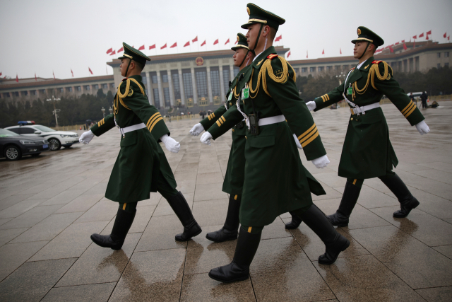 중국인민해방군 군인들이 5일 베이징에서 열린 제14기 전국인민대표대회 제2차 대회 개막식 후 인민대회당 밖에서 행진하고 있다. 중국은 올해 국방 예산을 지난해와 같이 7.2% 증액하기로 결정했다. EPA연합