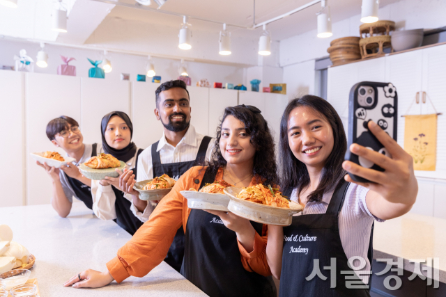 무슬림 관광객들이 한식 김치 담그기 체험을 하고 있다. 사진 제공=한국관광공사