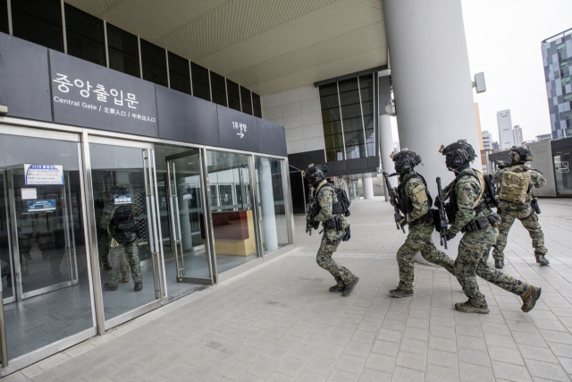 5일 진행된 대테러훈련에서 특전사 백호부대 장병들이 고척스카이돔 내부로 신속하게 진입하고 있다. 사진 제공=육군