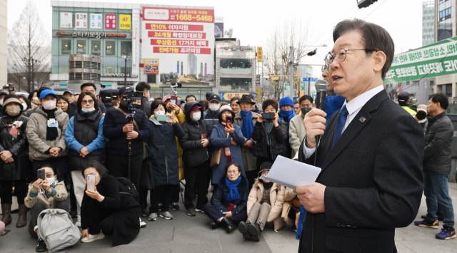 이재명 더불어민주당 이재명 대표가 5일 서울 영등포역 앞에서 긴급 현장기자회견을 하고 있다. 회견에서 이 대표는 최근 불거진 불공정 논란을과 김영주 부의장의 탈당 및 국민의힘 입당을 비판했다. 연합뉴스