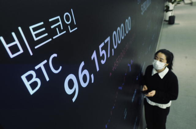 5일 서울 강남구 업비트 전광판에 비트코인의 실시간 거래가격이 송출되고 있다.