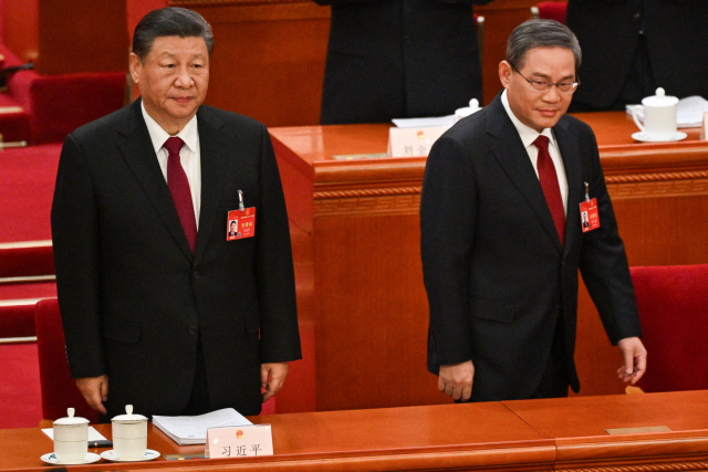 시진핑(왼쪽) 중국 국가주석과 리창 중국 총리가 5일 베이징의 인민대회당에서 개회한 전국인민대표대회(전인대) 제14기 2차회의에 입장하고 있다. EPA 연합뉴스