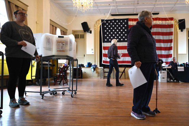 5일(현지시간) 버지니아주에서 열린 슈퍼 화요일 예비선거에서 유권자들이 투표를 하기 위해 기다리고 있다./AFP연합뉴스