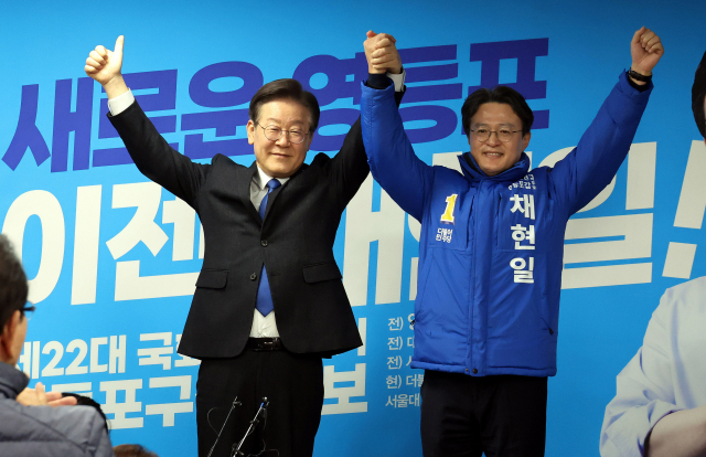 이재명 더불어민주당 대표가 5일 서울 영등포구 채현일 후보 선거사무소를 찾아 채 후보와 함께 지지자들에게 인사하고 있다. 오승현 기자 2024.03.05