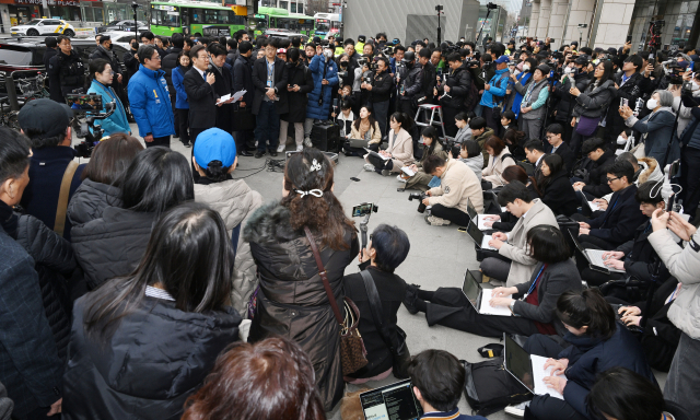 이재명 더불어민주당 대표가 5일 서울 영등포역 앞에서 수많은 지지자와 유튜버들이 지켜보는 가운데 긴급 현장기자회견을 하고 있다. 오승현 기자 2024.03.05