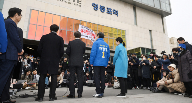 이재명 더불어민주당 대표가 5일 서울 영등포역 앞에서 긴급 현장기자회견을 하고 있다. 이 곳은 최근 공천 배제에 반발하며 민주당을 탈당해 국민의힘으로 당적을 옮긴 김영주 국회부의장의 현역 지역구다. 오승현 기자 2024.03.05