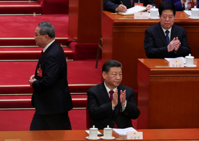 리창(왼쪽) 중국 국무원 총리가 5일 중국 베이징 인민대회당에서 열린 전국인민대표대회 개막식에서 시진핑 중국 국가주석을 지나 걸어가고 있다. 로이터연