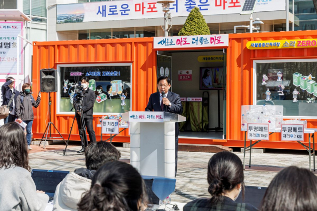 박강수 서울 마포구청장이 주민에게 관내 자원순환공간인 ‘소각제로가게’를 설명하는 모습. 사진 제공=서울 마포구