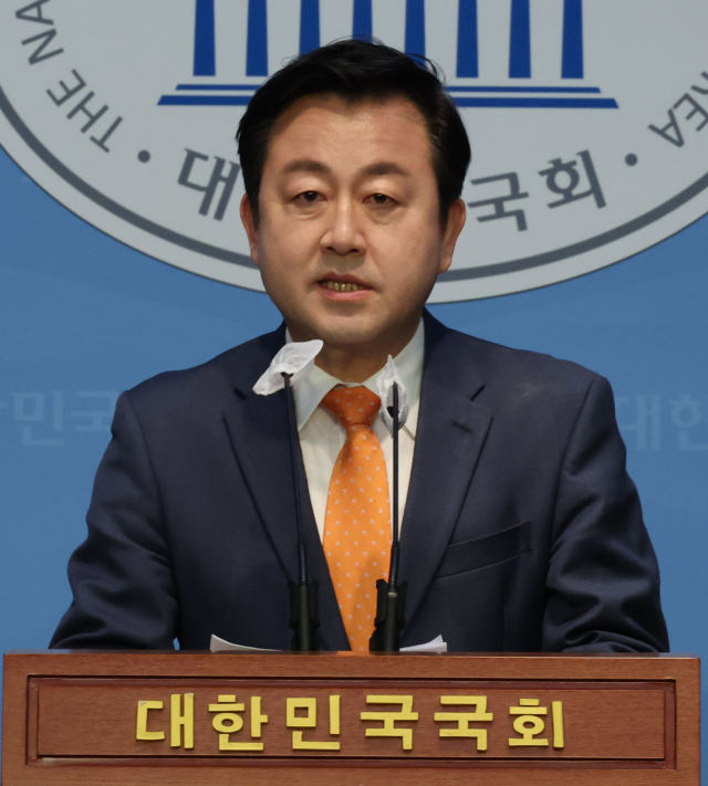 김용남 개혁신당 정책위의장이 5일 국회에서 당 정책을 발표하고 있다. 연합뉴스