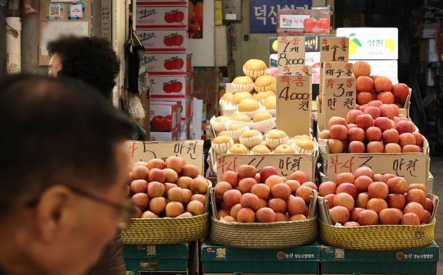 3일 서울의 한 전통시장의 과일 판매대. 연합뉴스.