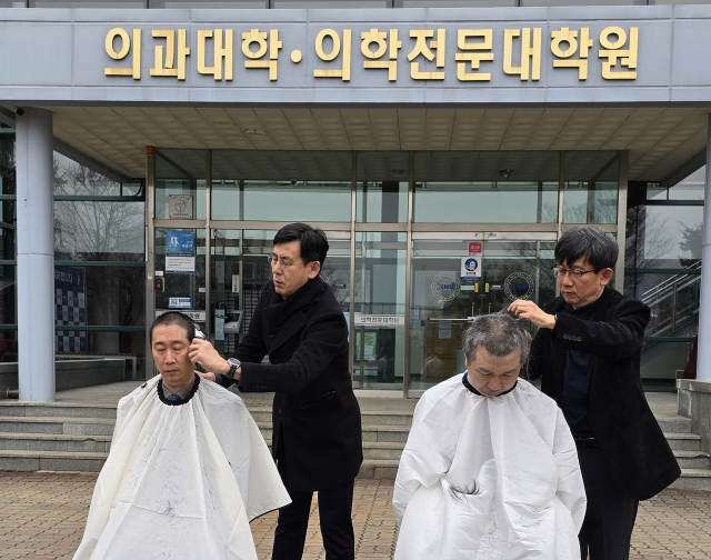 5일 오전 강원 춘천시 강원대학교 의과대학 앞에서 의대 교수들이 대학 측의 증원 방침에 반발하며 삭발하고 있다. 앞서 강원대는 교육부에 현재 49명에서 140명으로 의대 정원을 늘려달라고 요청했다. 사진 제공=강원대학교 의대 교수진