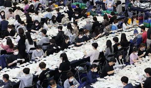 2022년 6월 1일 오후 서울 동대문구 체육관에 마련된 제8회 전국동시지방선거 개표소에서 관계자들이 개표작업을 하고 있다. 연합뉴스