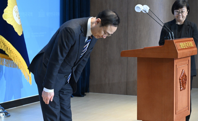 홍영표 더불어민주당 의원이 6일 서울 여의도 국회 소통관에서 사퇴 기자회견을 마친 뒤 인사하고 있다. 오승현 기자 2024.03.06