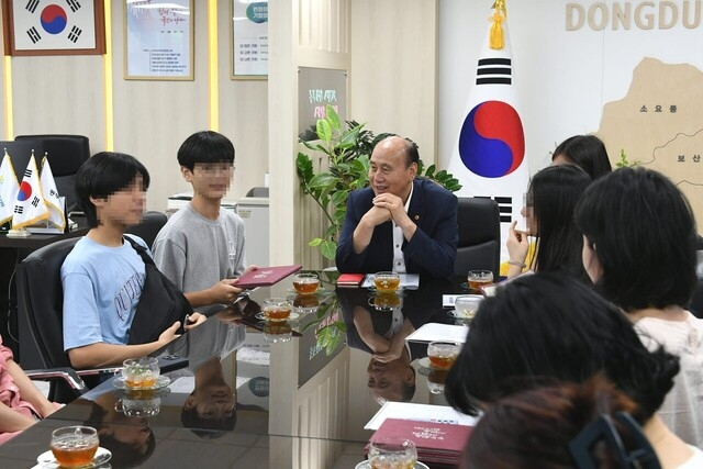 박형덕 동두천시장이 꿈이룸동아리 참여 청소년을 만나 대화를 나누고 있다. 사진 제공=동두천시